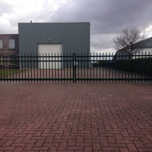 Op maat gemaakte draaipoorten die veiligheid en stijl combineren. Thermisch verzinkt, optioneel poedergecoat en voorzien van profielcilinderslot.